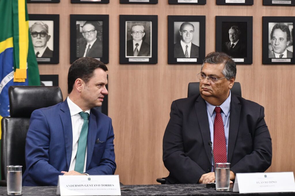 Flávio Dino, olha atento para Anderson Torres. Próximo e atual ministros da Justiça discutem a transição da pasta.