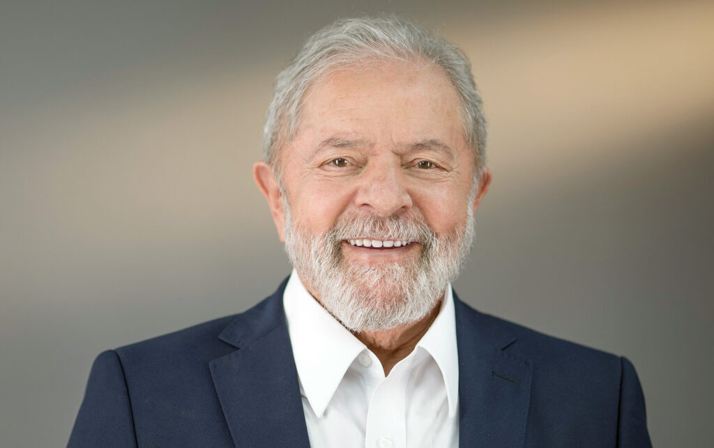 Presidente eleito, Luis Inácio Lula da Silva sorrio em fotografia