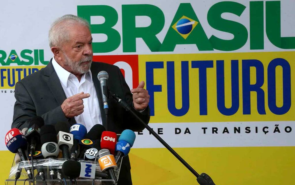 Esta imagem mostra Luiz Inácio Lula da Silva, o presidente eleito do Brasil. Ele anunciou recentemente que Aloizio Mercadante será o próximo presidente do Banco Nacional de Desenvolvimento Econômico e Social (BNDES). Lula é um político experiente e líder do Partido dos Trabalhadores (PT). Durante seu mandato, ele implementou políticas de crescimento econômico e de inclusão social que ajudaram a levar milhões de brasileiros para fora da pobreza. Lula foi eleito pela primeira vez em 2002 e teve dois mandatos consecutivos.