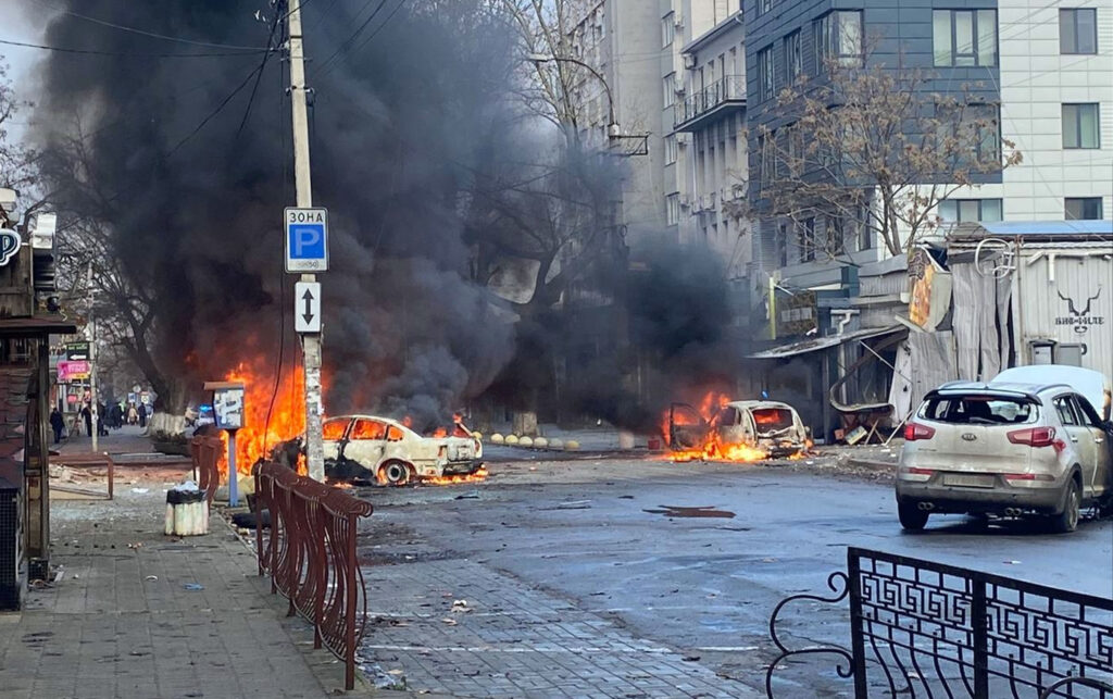 Prédio incendiado e carro destruido após ataque Russo à Ucrânia na véspera do Natal