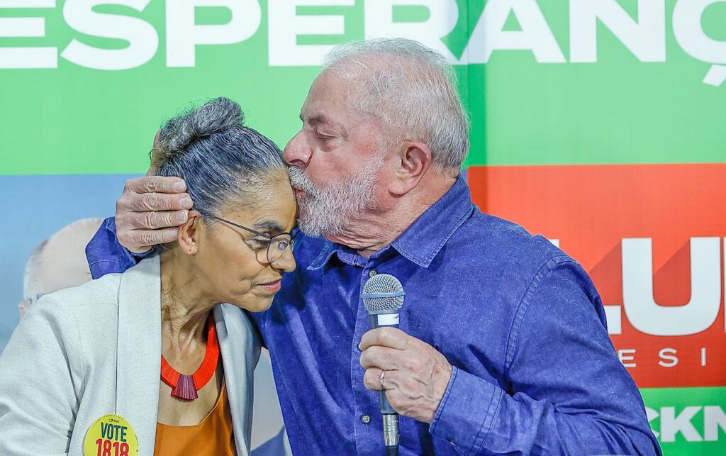 Lula beija a testa de Marina Silva, indicada para o Ministério do Meio Ambiente