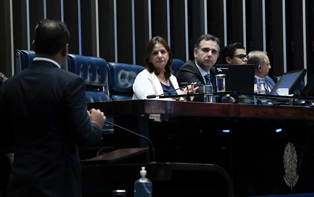 Recesso parlamenter: deputados e senadores iniciam recesso após a votação do orçamento da União pelo Congresso Nacional.  A imagem também destaca a importância da participação do Congresso Nacional na tomada de decisões importantes para o país