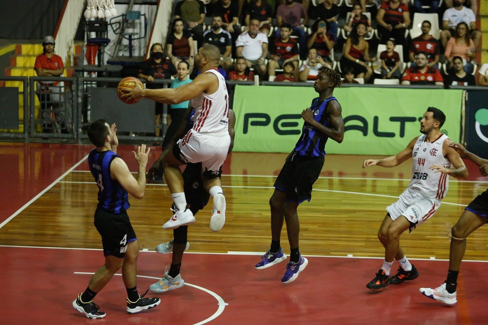 Flamengo vira no último minuto e bate o Pinheiros no embalo da torcida no NBB