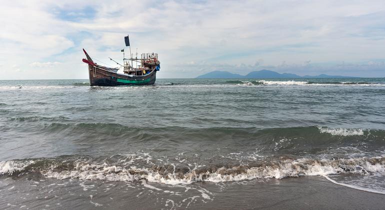 Aumento acentuado de viagens de barco mortais reflete o desespero dos rohingyas, diz ACNUR