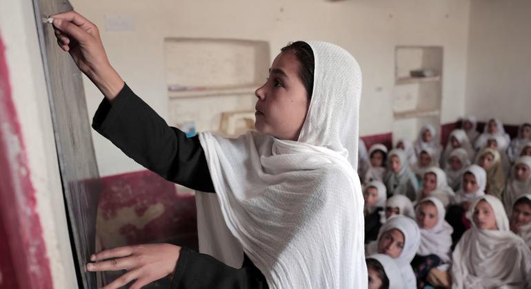Meninas e mulheres afegãs se concentram no Dia Internacional da Educação: UNESCO