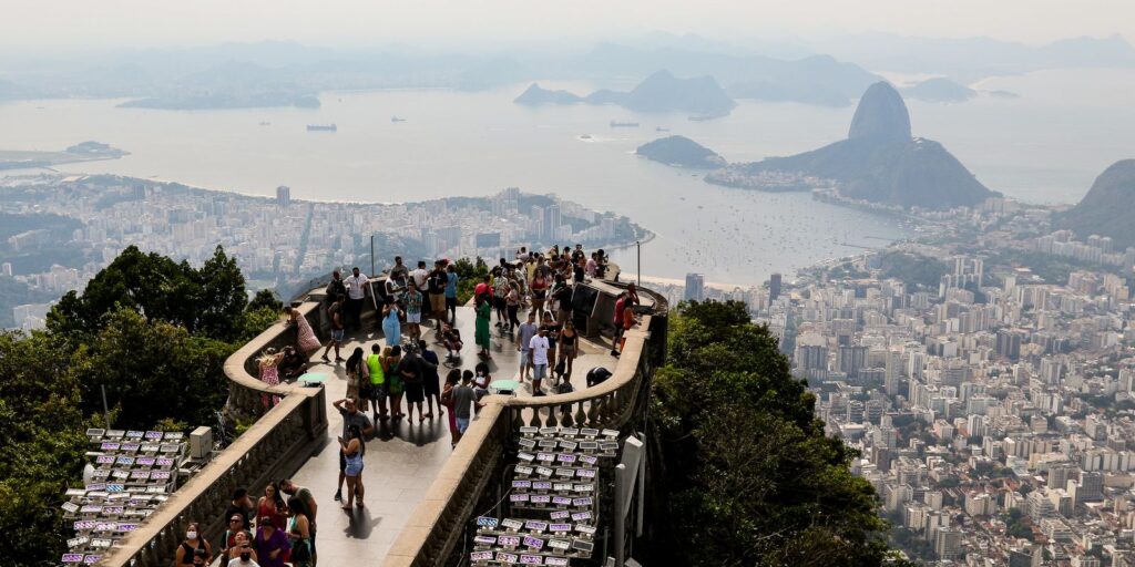 Cristo Redentor cria canal para denunciar crimes na Baía de Guanabara