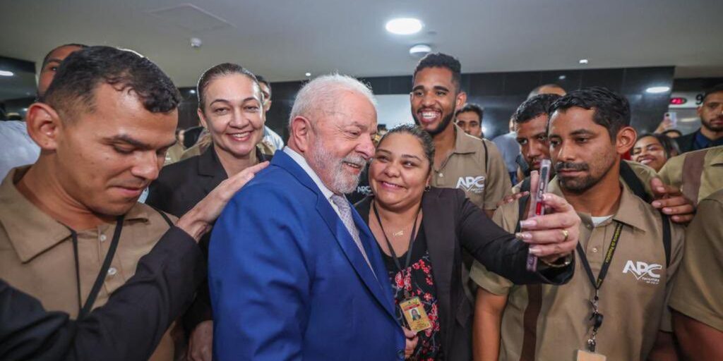 Lula agradece funcionários por limpeza do Planalto