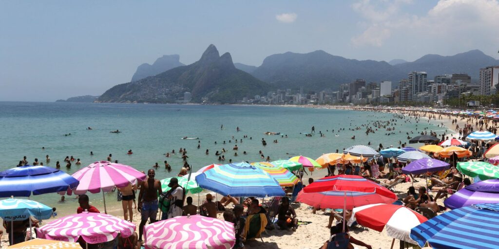 Mais de 610 toneladas de lixo são recolhidos das praias do Rio