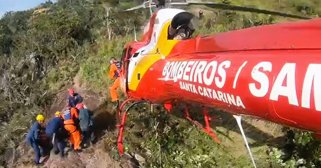 Adolescente de 16 anos fica ferida em trilha e é resgatada de helicóptero em Florianópolis por equipes do Corpo de Bombeiros e do SAMU aéreo.