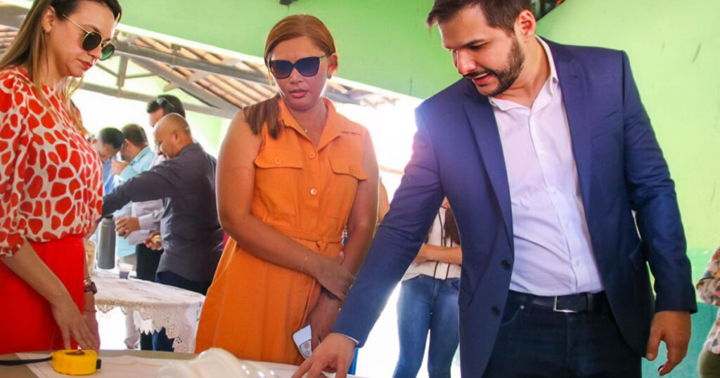 Washington Bandeira, secretário de Educação do governo do estado visita as obras da Escola do Mar, no litoral do Piauí. Ensino profissionalizante.