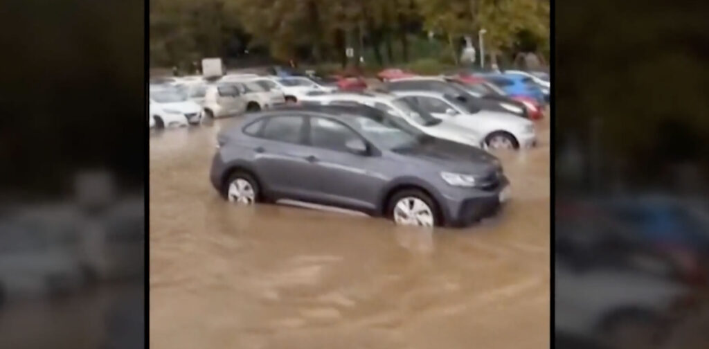 Imagem de um estacionamento onde carros estão cobertos por água numa inundação que atingiu a Turquia.